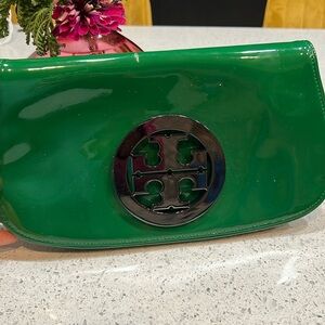 Green Gem Tory Burch Reva Clutch with GunMetal Logo Open to Offers 💚